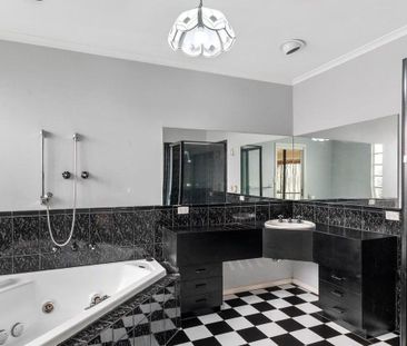 Comfort, Convenience & Space in Blackburn North! - Photo 6