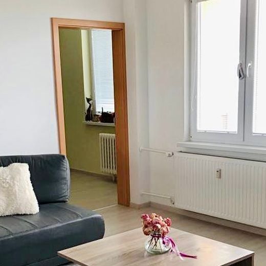 MAXIS REAL: NA PRENÁJOM: Kompletne prerobený 3 izbový byt s priestranným balkónom kúsok od námestia v Hlohovci. - Photo 1