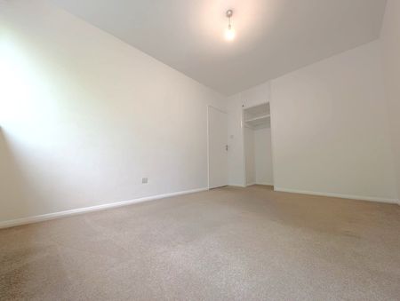 3 Bed Maisonette, Pinelands Close, SE3 - Photo 2