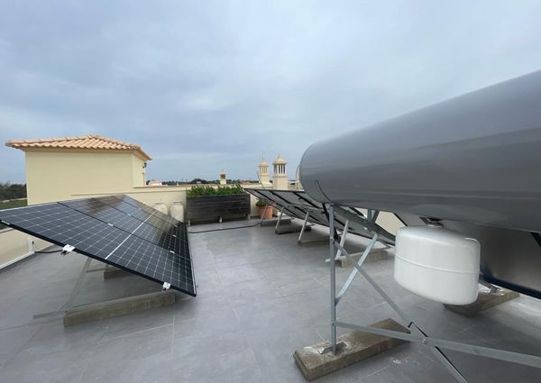 Excelente moradia V3 com Piscina localizada em Albufeira na zona das Ferreiras.