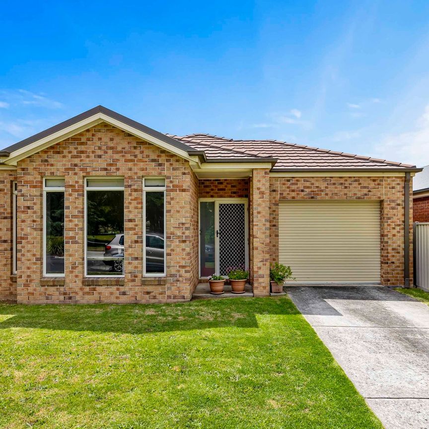 GREAT 3 BEDROOM HOUSE CLOSE TO SHOPPING CENTRES, SCHOOLS AND TRAIN STATION - Photo 1