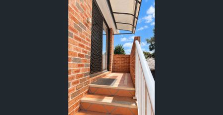 Private, Sun-Filled Two-Bedroom Apartment in South Coogee - Photo 5