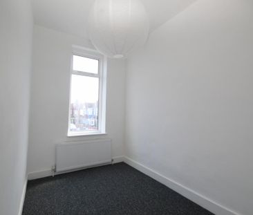 4 bedroom end of terrace house to rent - Photo 5