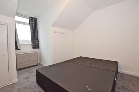 3 bedroom flat to rent - Photo 2