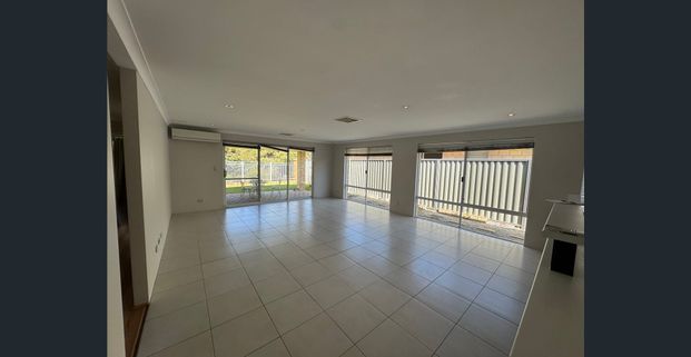 4 x 2 - Modern Family Home - Photo 1