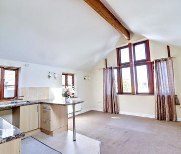 2 bedroom coach house to rent - Photo 3
