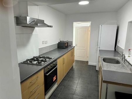 3 bedroom flat to rent - Photo 2