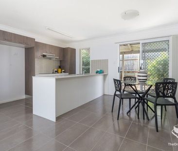 Impressive 3 Bedroom Townhouse - Photo 5