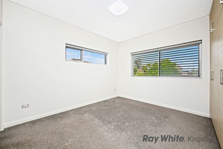 Modern 3 bedroom Townhouse in a family friendly setting - Photo 2