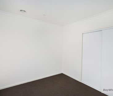 Modern Family Living in Greenvale - Photo 3