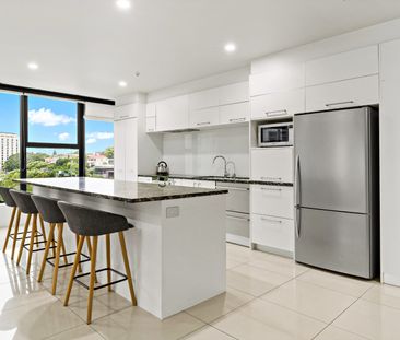 Luxury 3 Bedroom Living - Photo 2