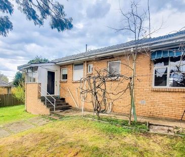 SPACIOUS FAMILY HOME IN A QUIET COURT LOCATION - Photo 2