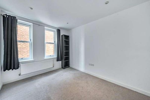 The Avenue, Worcester, KT4 - Photo 1