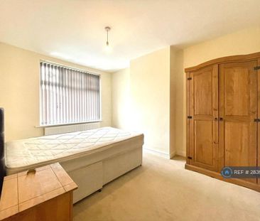 4 bedroom semi-detached house to rent - Photo 3