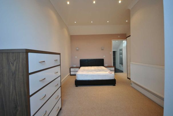Flat to rent - Waverley Crescent, Plumstead, SE18 - Photo 1