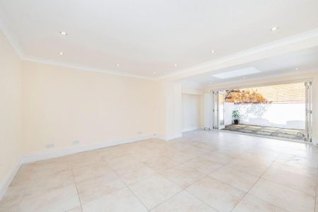 4 bedroom mews to rent - Photo 2