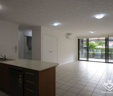 Easy living withing walking distance to beautiful Coolangatta - Photo 4