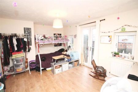 4 bedroom townhouse to rent Saracens Wharf, Bletchley, Milton Keynes, Buckinghamshire, MK2 - Photo 3