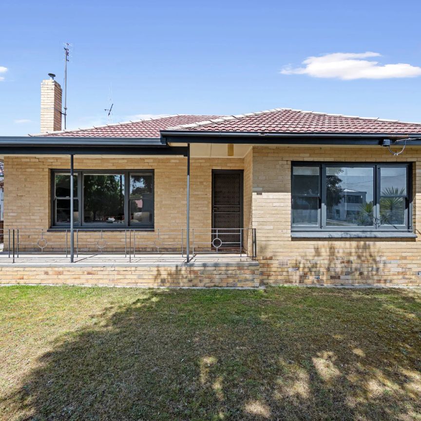 Timeless charm meets modern design, Located in perfect Flora Hill position. - Photo 1