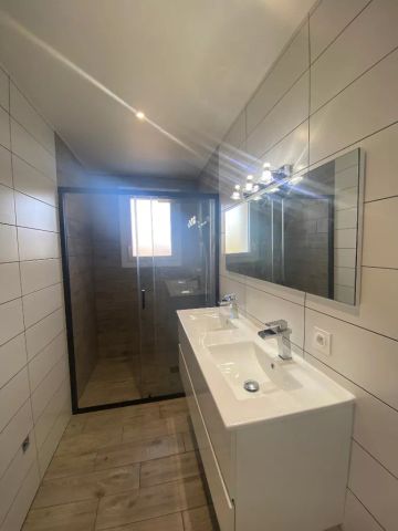 33450 SAINT-LOUBES - Maison de plain-pied de 4 chambres avec jardin à louer - Photo 3