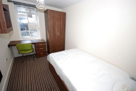 3 bedroom flat to rent - Photo 2