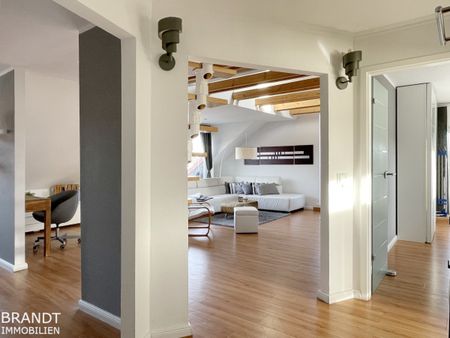 Moderne, hochwertige Dachgeschosswohnung über 2 Ebenen mit Balkon, Kaminofen und PKW-Stellplatz. - Photo 3