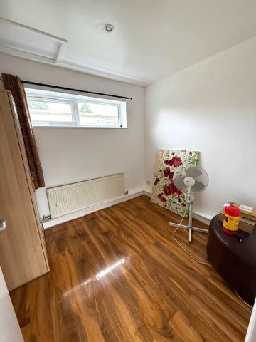 4 bedroom detached bungalow to rent - Photo 4