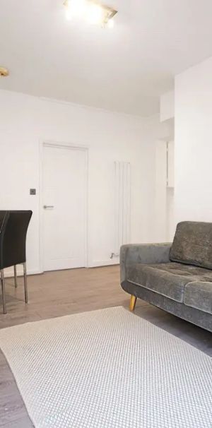 2 bedroom flat in Fulham - Photo 1