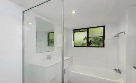 “Spacious Unit in Leafy Location” - Photo 5