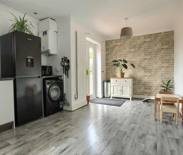 3 bedroom semi-detached house to rent - Photo 6