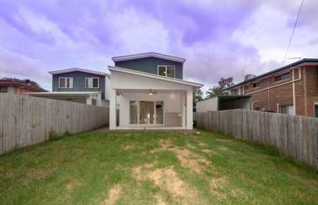 Stylish Home Where Kids Can Walk to School&excl; - Photo 3