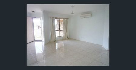 SPACIOUS FAMILY HOME IN QUIET CUL-DE-SAC - Photo 2