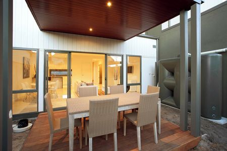TWO BEDROOM TOWNHOUSE - PERFECTLY POSITIONED - Photo 2