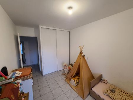 Appartement 3 pièces 65m2 MARSEILLE 13EME 877 euros - Photo 3