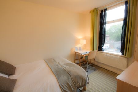 🏥 10 Min Walk to Salford Royal | 5-Bed Houseshare - Photo 5