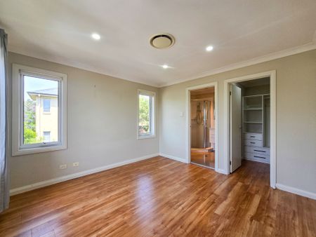 Stylish & Spacious Family Home in a Prime Campbelltown Location! - Photo 4