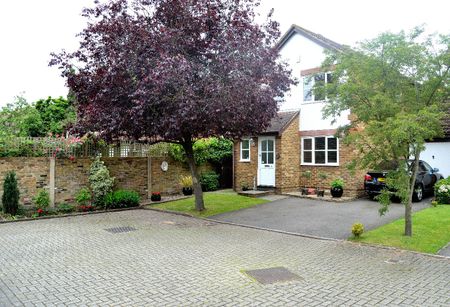 3 Bedroom Detached House To Let in Chertsey - Photo 3