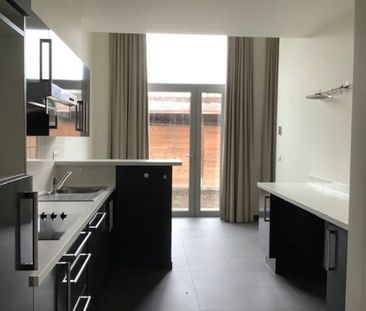LEDE - Ruim, gelijkvloers appartement mét staanplaats. - Photo 4