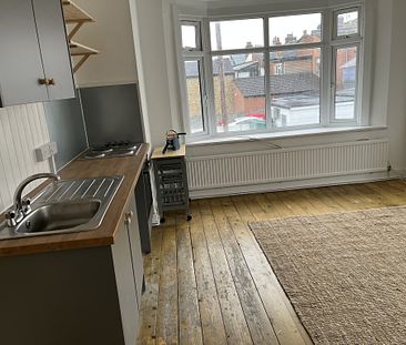 2 Bedroom First Floor Flat to Rent in Westcliff on Sea - Photo 5