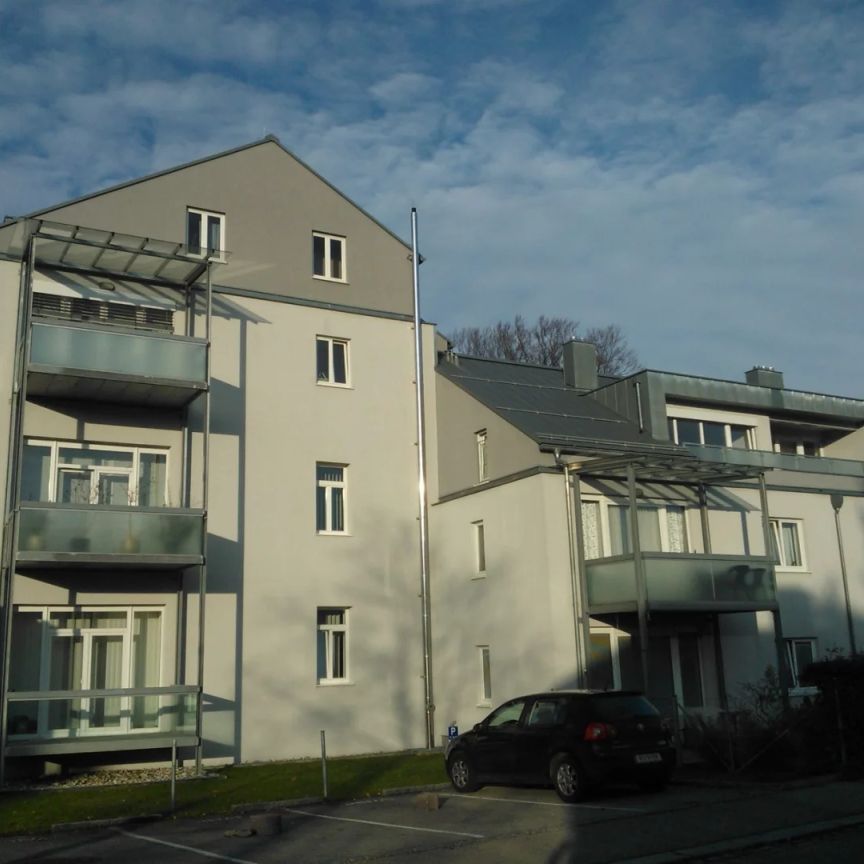 Sonnige, großzügige 3-Zimmer-Wohnung mit überdachtem Balkon und möblierter Küche in zentraler Lage in Ried - Photo 1