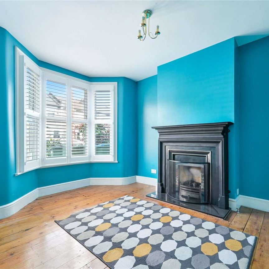A beautifully presented 3/4 bedroom Victorian house on this quiet residential street close to Westcombe Park station. - Photo 1