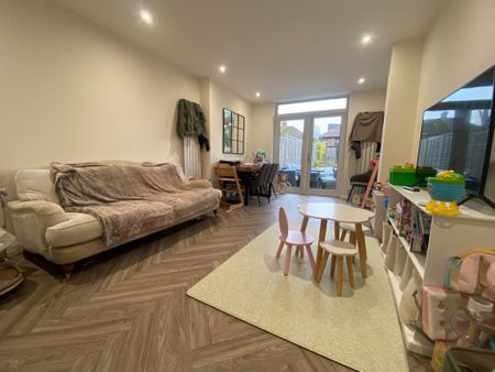 3 bedroom semi-detached house to rent - Photo 2