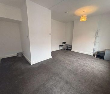 4 bedroom semi-detached house to rent - Photo 2