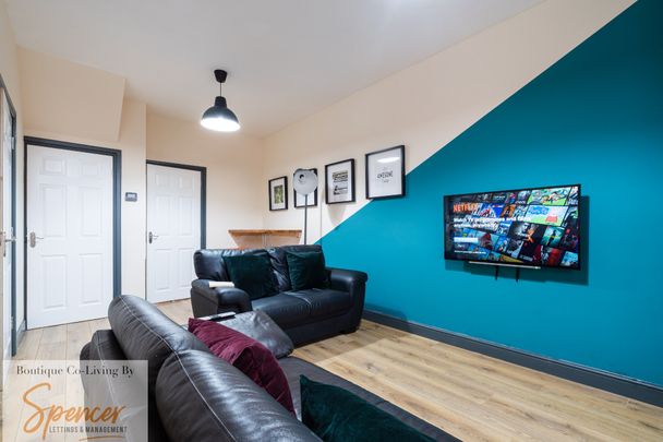 6 bed shared house: all with ensuite bathrooms: quiet location: near shops Room 6 - Photo 1