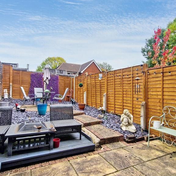 2 bedroom end of terrace house to rent - Photo 1