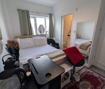 Room in a Shared House, Lakehall Gardens, CR7 - Photo 2