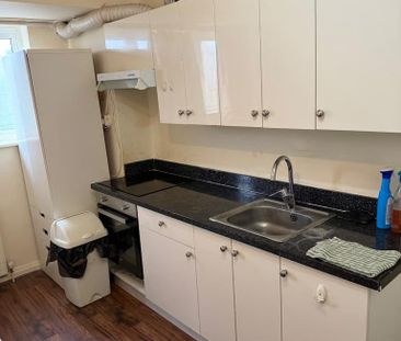 1 bedroom in a house share to rent - Photo 3