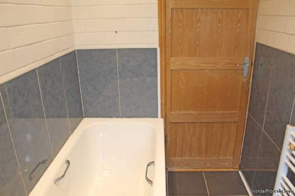 2 bedroom property to rent in Oldham - Photo 1