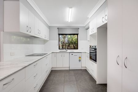 BEAUTIFUL FAMILY HOME WITH A DECK! - Photo 5