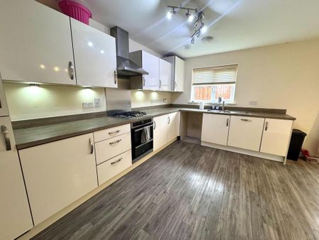 4 bedroom detached house to rent - Photo 4